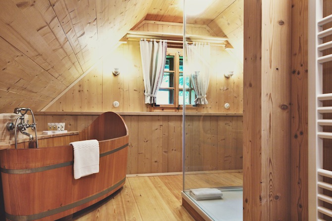Stunning Wooden Bathtub Ideas for Your Luxury Bathroom ➤To see more Luxury Bathroom ideas visit us at www.luxurybathrooms.eu #luxurybathrooms #homedecorideas #bathroomideas @BathroomsLuxury