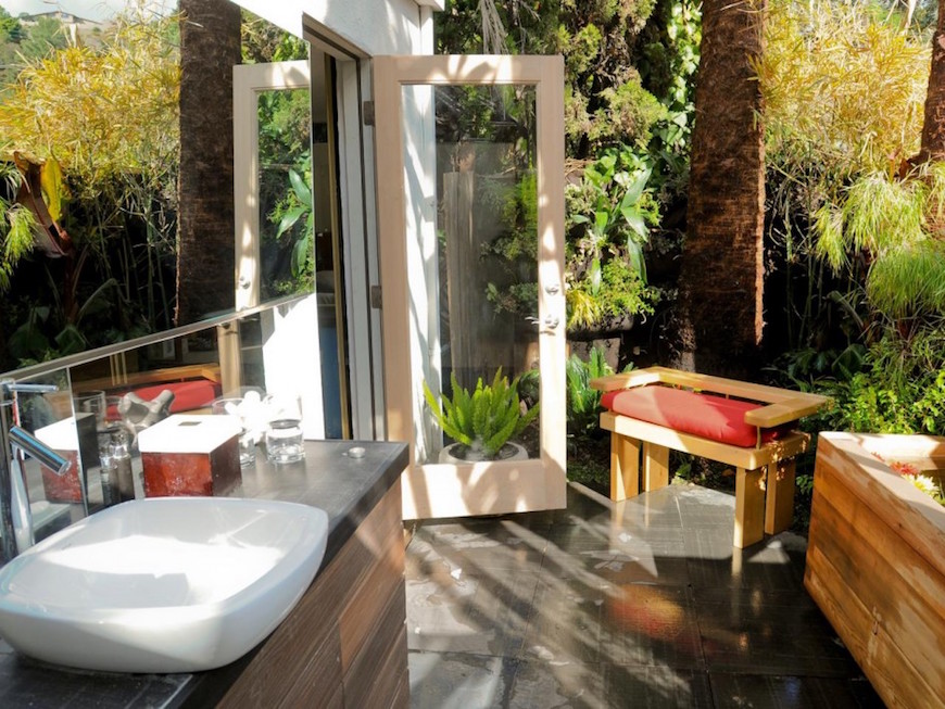 10 Stunning Tropical Bath Décor Ideas to Inspire You ➤To see more Luxury Bathroom ideas visit us at www.luxurybathrooms.eu #luxurybathrooms #homedecorideas #bathroomideas @BathroomsLuxury