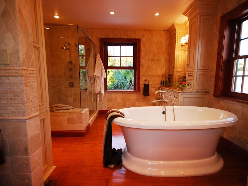 Luxury Bathrooms: 10 Stunning and Luxurious Bathtub Ideas ➤To see more Luxury Bathroom ideas visit us at www.luxurybathrooms.eu #luxurybathrooms #homedecorideas #bathroomideas @BathroomsLuxury