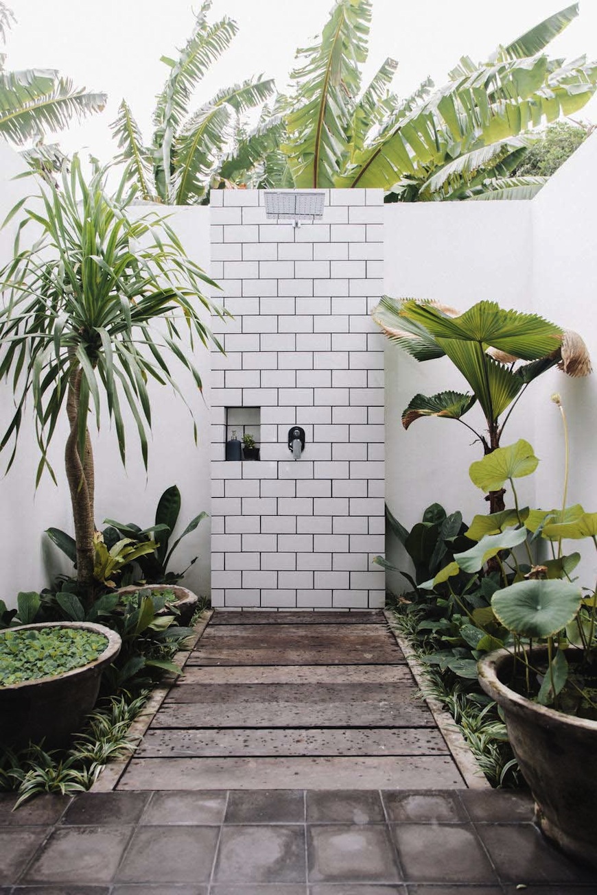 50 Amazing Outdoor Showers That Will Impress You (Part 1) ➤To see more Luxury Bathroom ideas visit us at www.luxurybathrooms.eu #luxurybathrooms #homedecorideas #bathroomideas @BathroomsLuxury