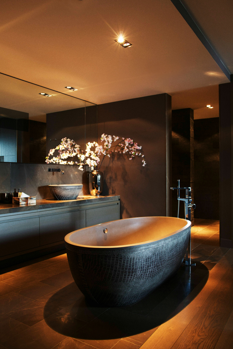 Be Inspired By 10 Timeless Luxury Bathroom Ideas ➤ To see more news about Luxury Bathrooms in the world visit us at http://luxurybathrooms.eu/ #luxurybathrooms #interiordesign #homedecor @BathroomsLuxury @bocadolobo @delightfulll @brabbu @essentialhomeeu @circudesign @mvalentinabath @luxxu @covethouse_