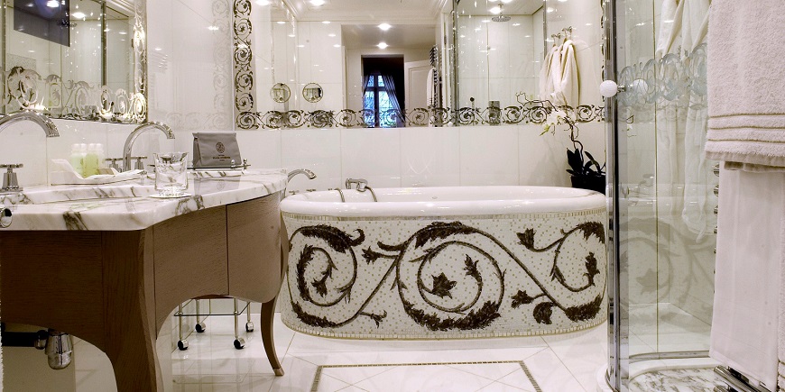 Experience The Amazing And Luxury Bathrooms At Hotel Plaza Athenee ➤ To see more news about Luxury Bathrooms in the world visit us at http://luxurybathrooms.eu/ #luxurybathrooms #interiordesign #homedecor @BathroomsLuxury @bocadolobo @delightfulll @brabbu @essentialhomeeu @circudesign @mvalentinabath @luxxu @covethouse_