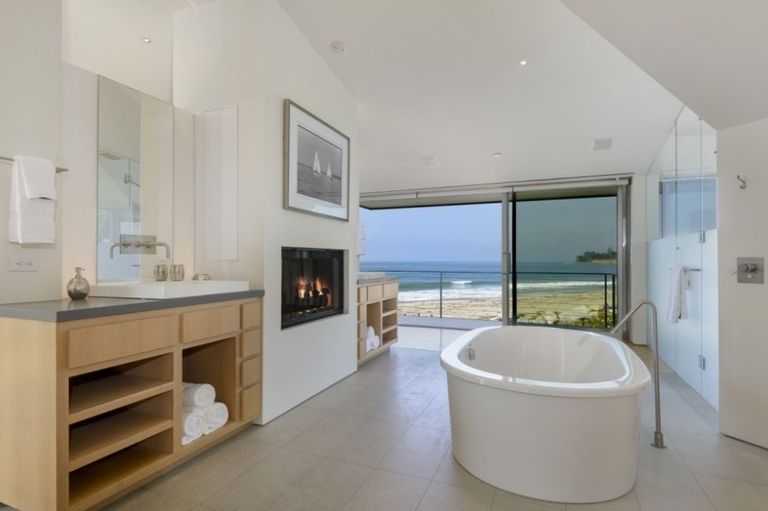 Be Inspired By The Luxury Bathroom From Ellen Degeneres Beach House ➤ To see more news about Luxury Bathrooms in the world visit us at http://luxurybathrooms.eu/ #luxurybathrooms #interiordesign #homedecor @BathroomsLuxury @bocadolobo @delightfulll @brabbu @essentialhomeeu @circudesign @mvalentinabath @luxxu @covethouse_
