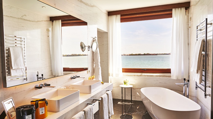 Be Inspired By The Most Beautiful Hotel Bathrooms in the World #luxurybathroomsbrands #luxurybathroomsdesigns #luxurybathroomsimages #bathroomdecorideas http://luxurybathrooms.eu @mvalentinabath