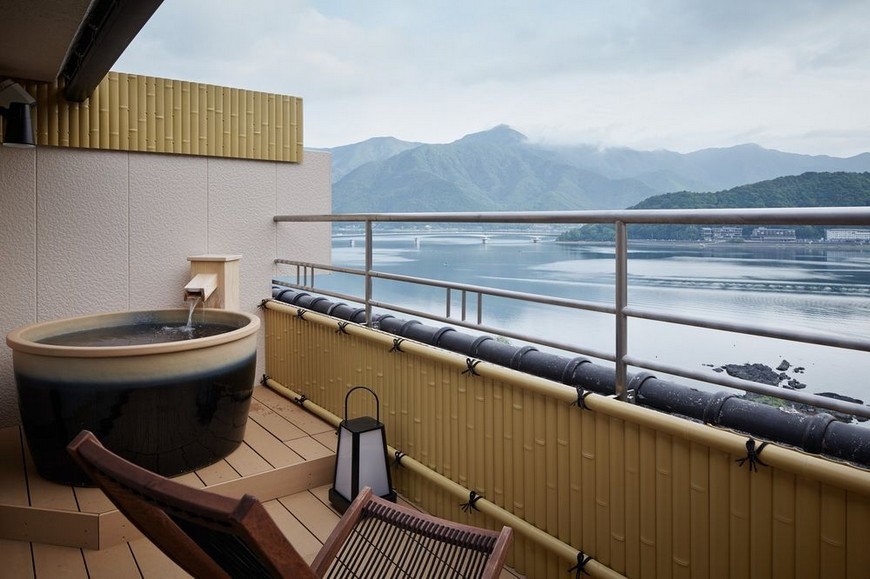 10 Fabulous Hotel Luxury Bathrooms with Sweeping Views to the Outside 5