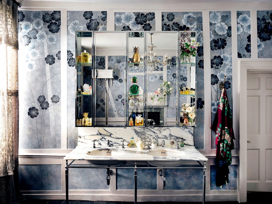 Kate Moss' Vibrant Design Bathroom Wallpaper Is Out of this World 2