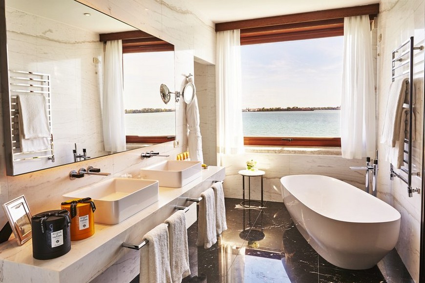 Take a Look at 10 of the Most Gorgeous Hotel Bathrooms in the World 9